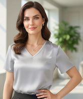 Comprar blusa social feminina em cetim cinza com decote V elegante para escritório, reuniões e eventos formais em promoção ZARA